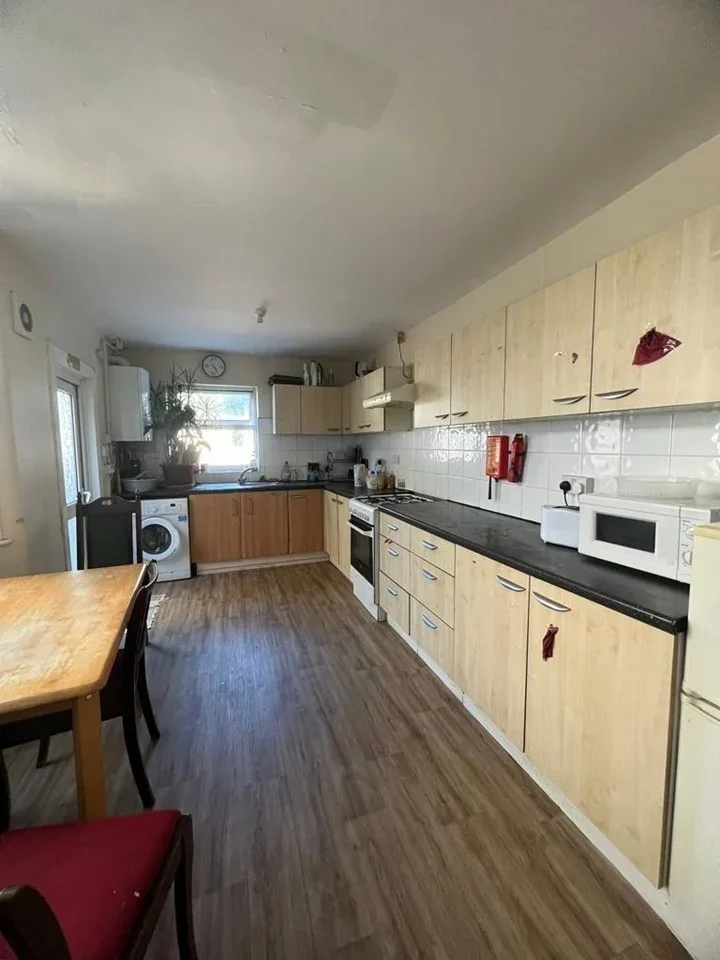 Room Derby Road in Greater London