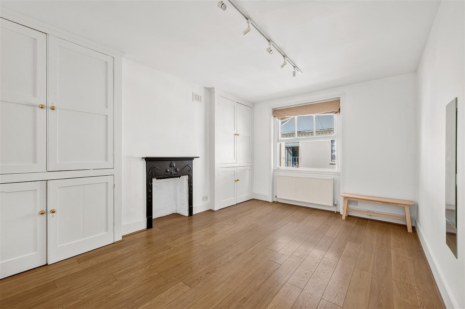 Flat Petersham Mews in Greater London