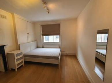 Flat Petersham Mews in Greater London