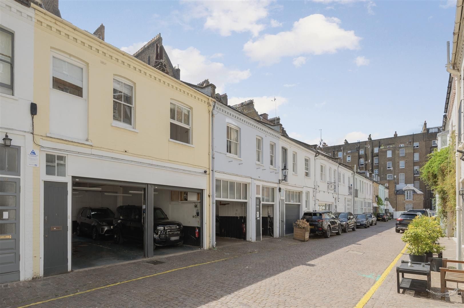 Flat Petersham Mews in Greater London