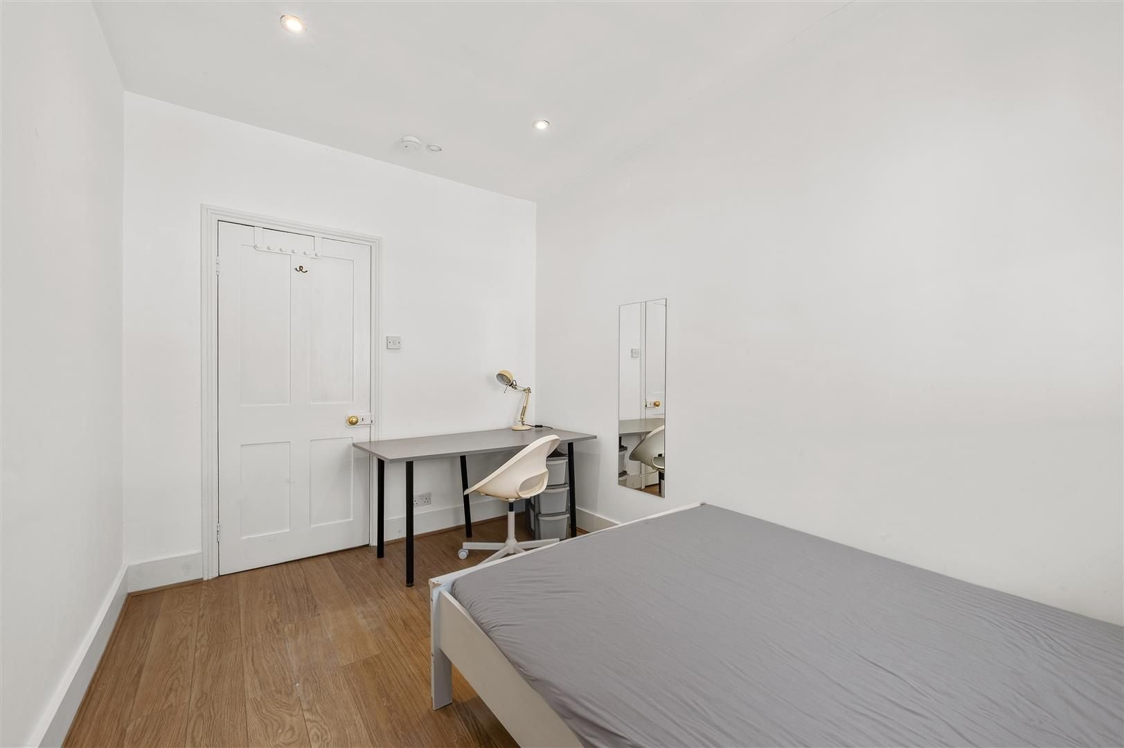 Flat Petersham Mews in Greater London