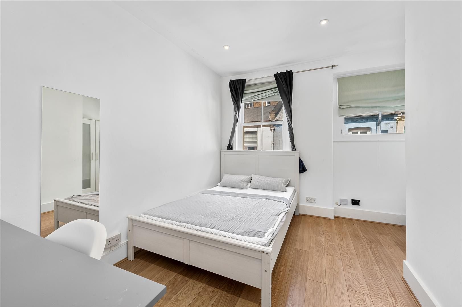 Flat Petersham Mews in Greater London