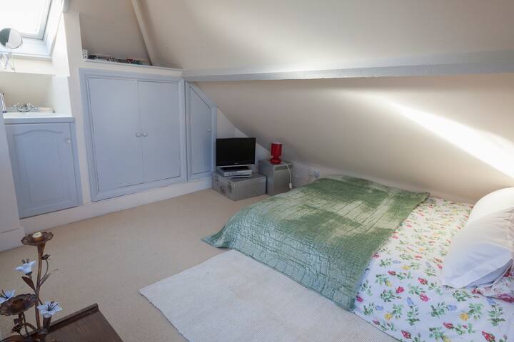 Room Dalgarno Gardens in Greater London