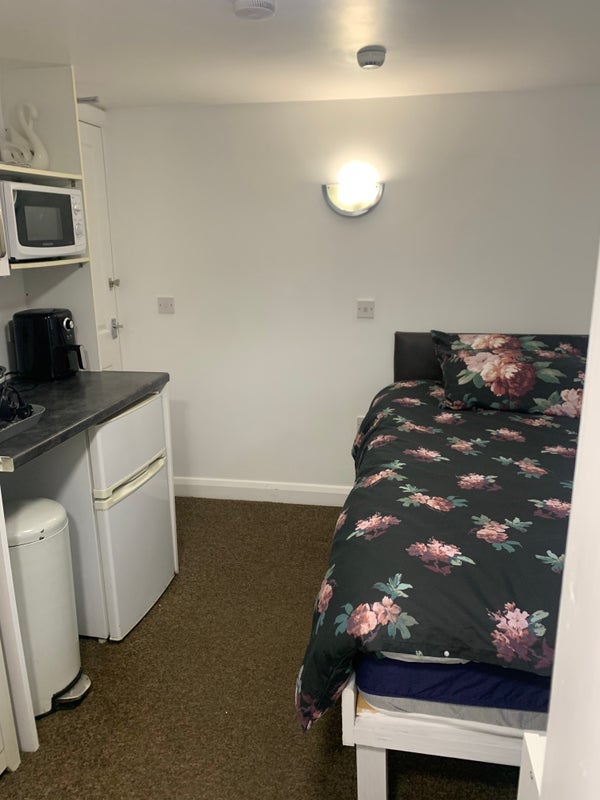 Room Greenfoot Lane in Barnsley