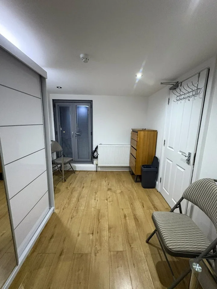 Room Byron Avenue in Greater London
