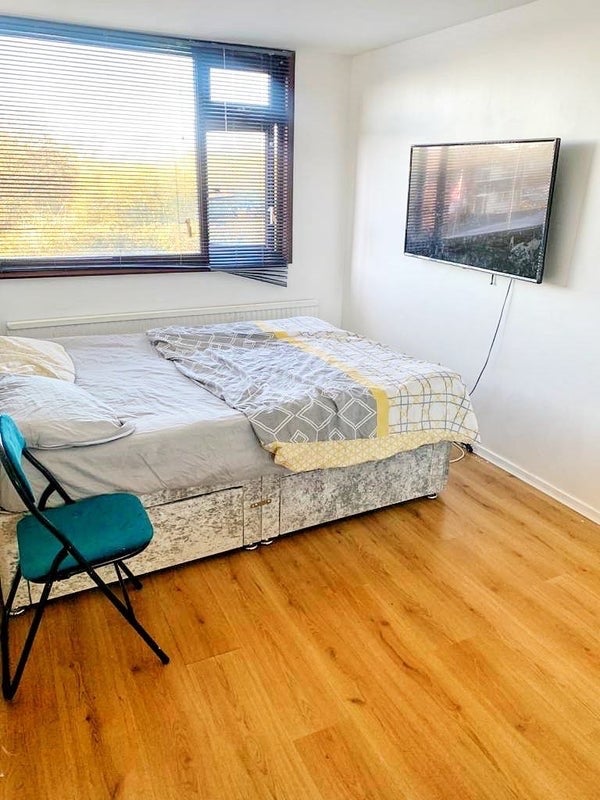 Room Brackendale Avenue in Basildon