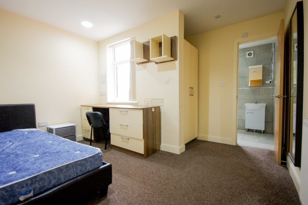 Room Heeley Road in Birmingham