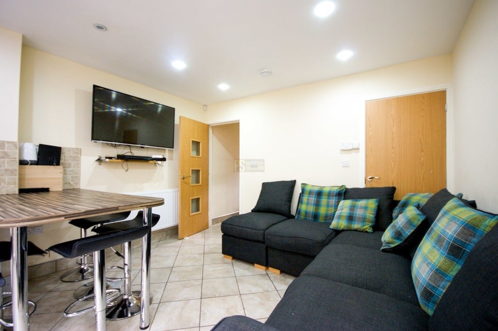 Room Heeley Road in Birmingham