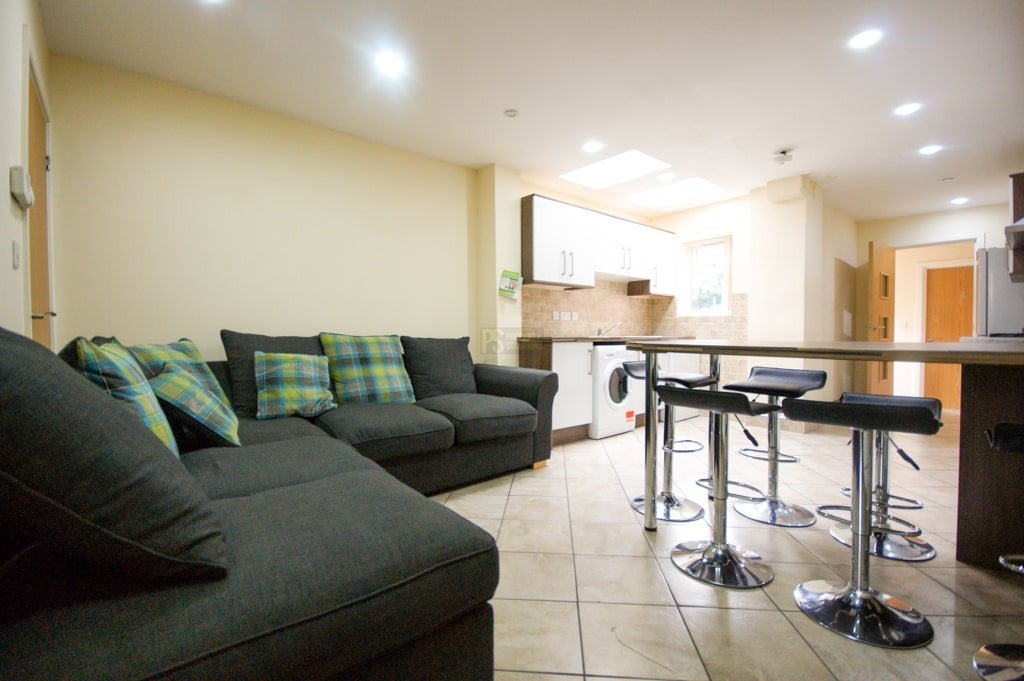 Room Heeley Road in Birmingham