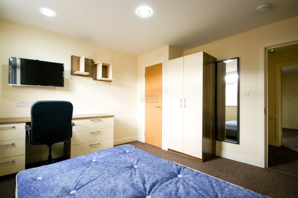 Room Heeley Road in Birmingham