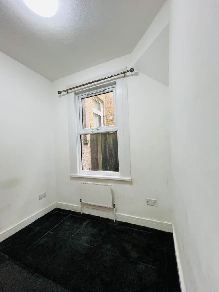 Flat Elgin Road in Greater London
