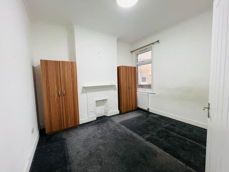 Flat Elgin Road in Greater London