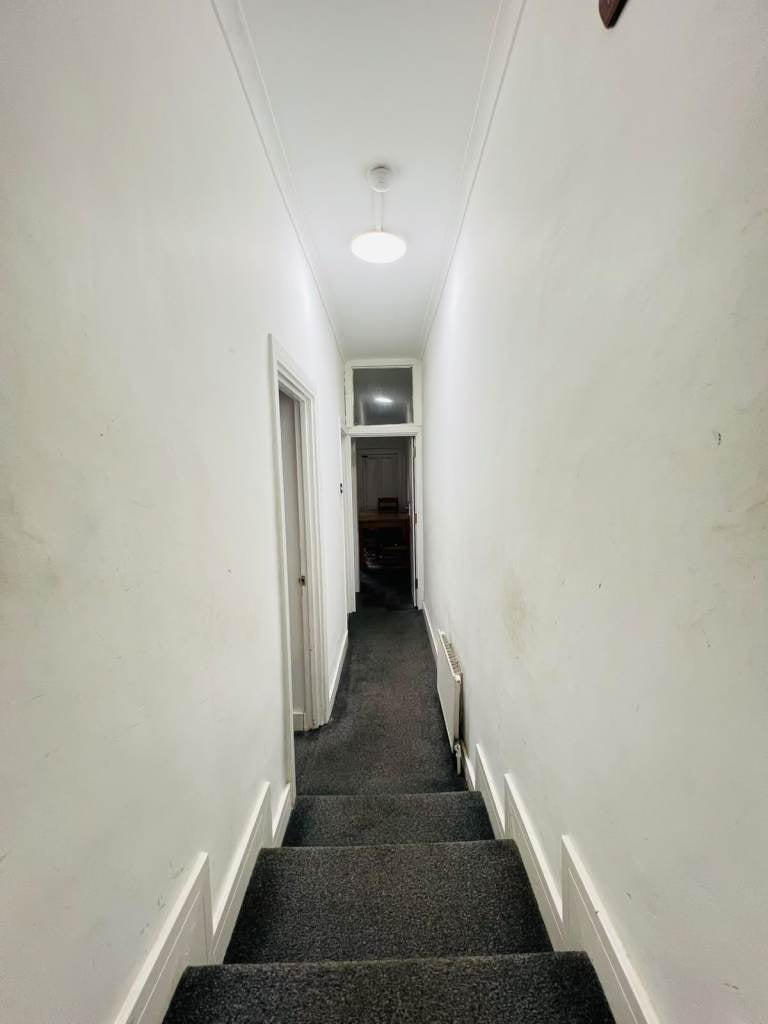 Flat Elgin Road in Greater London