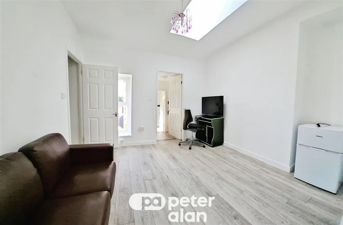 Flat Eversley Road in Swansea