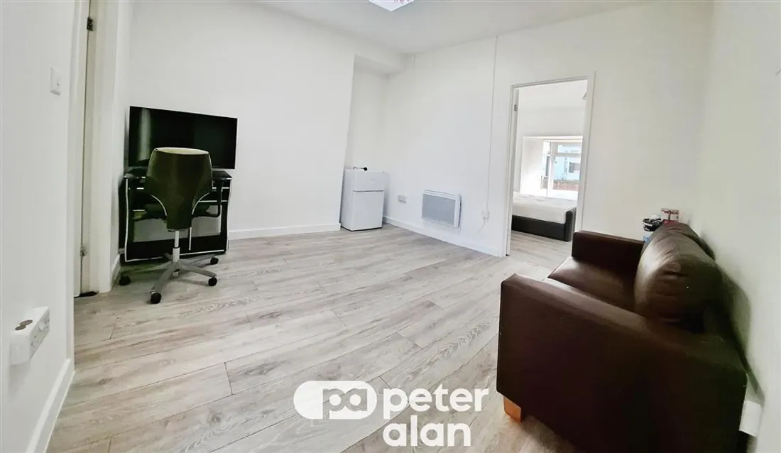 Flat Eversley Road in Swansea