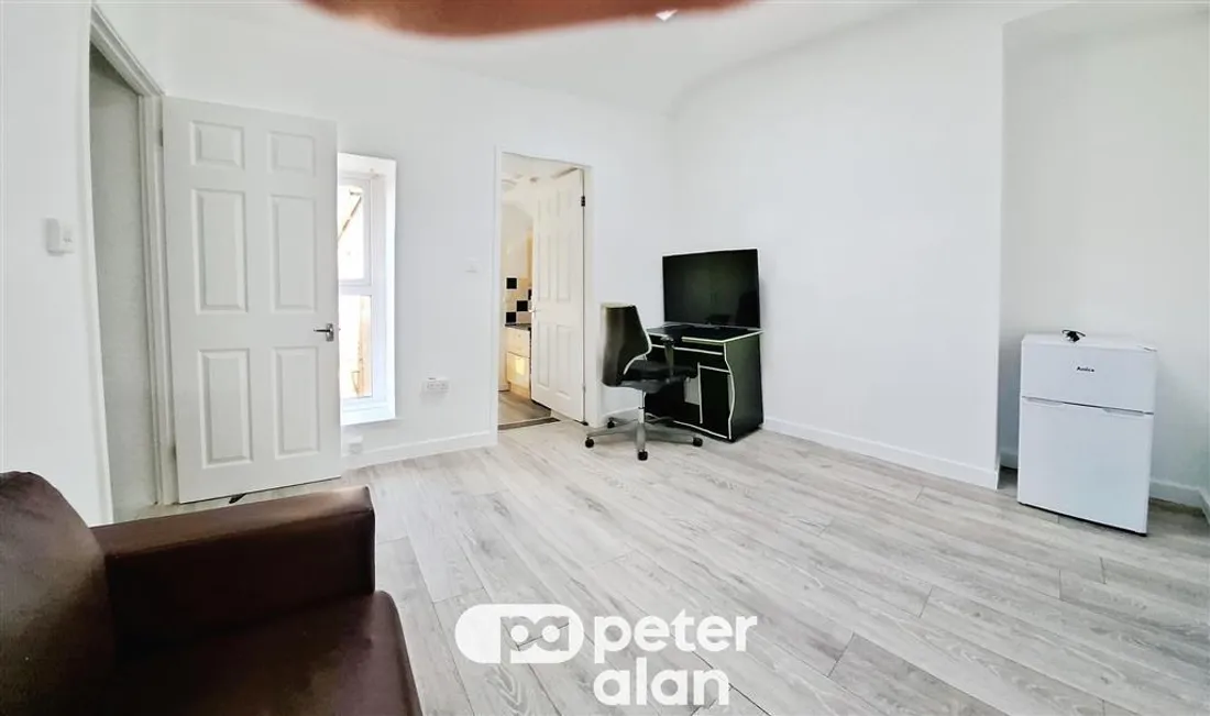 Flat Eversley Road in Swansea