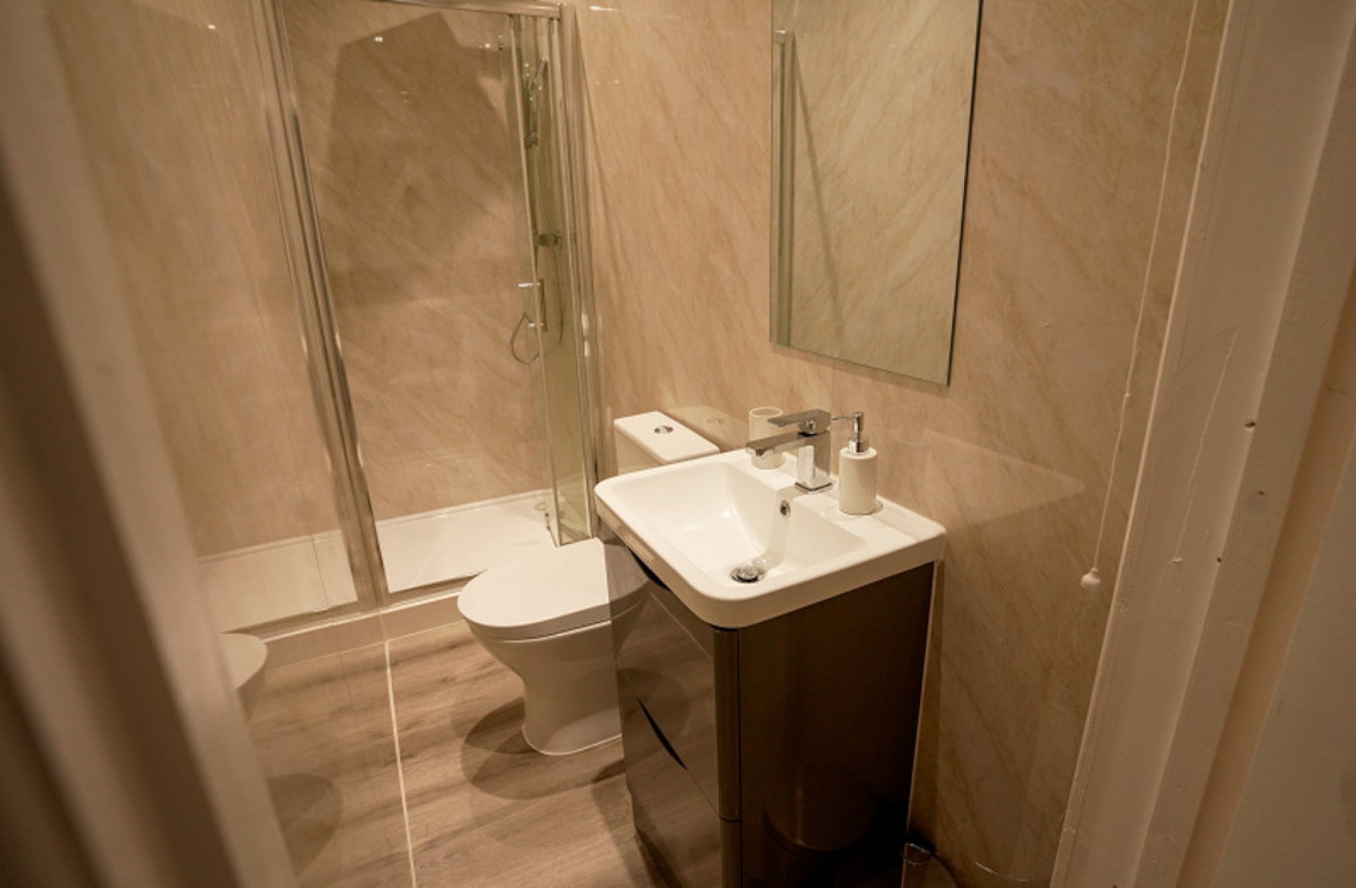 Room Bagshot Road in Borough of Runnymede