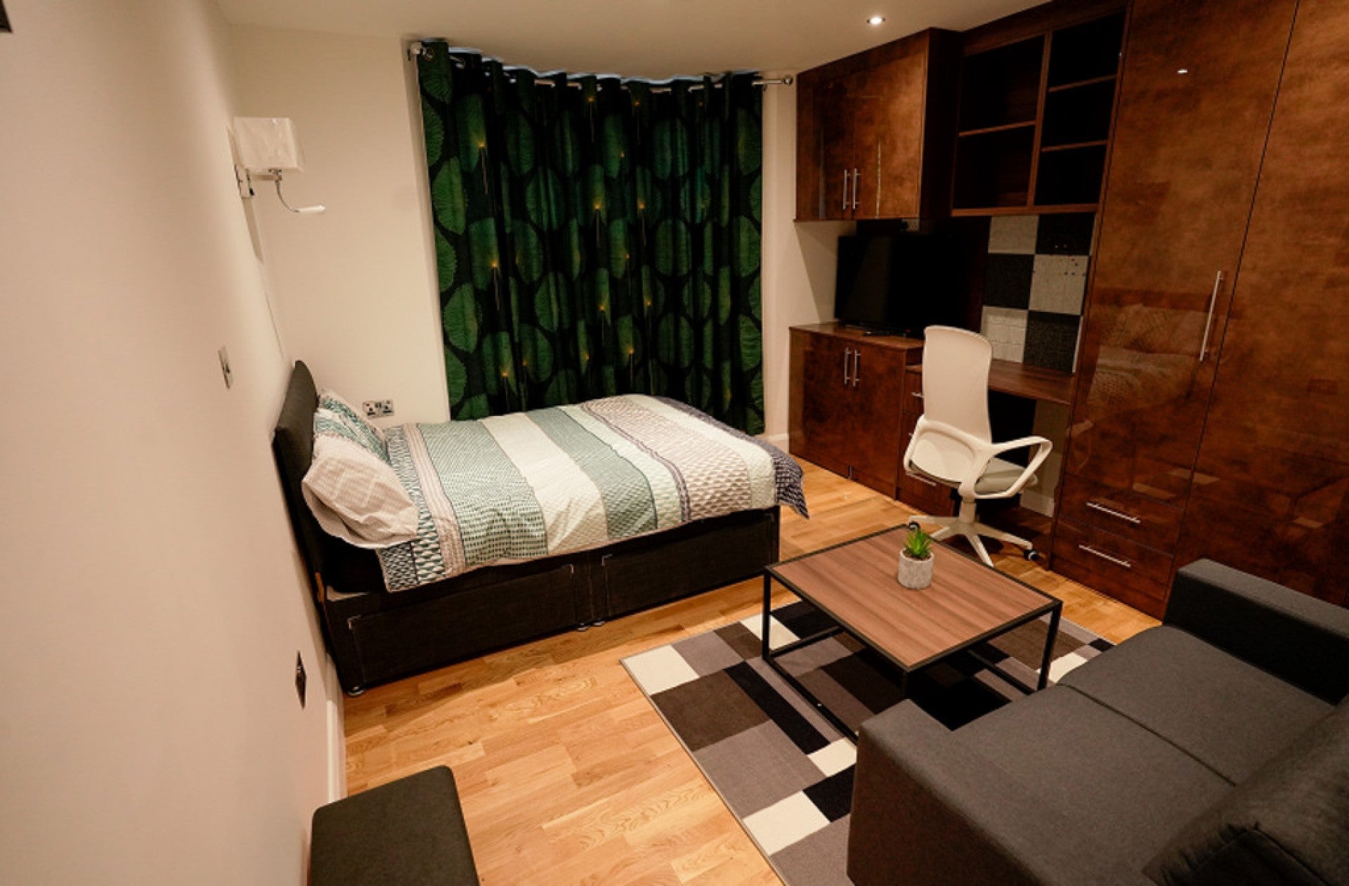 Room Bagshot Road in Borough of Runnymede