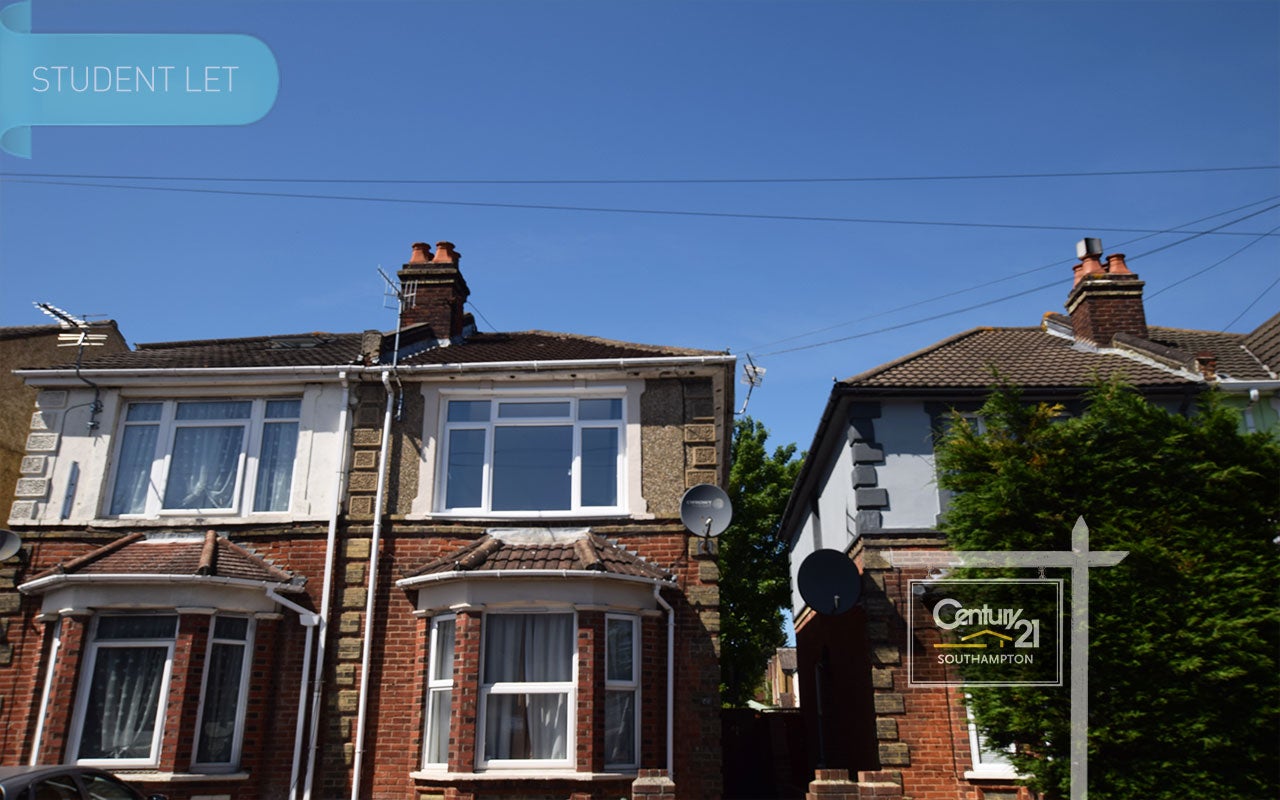 Flat Lodge Road in Southampton