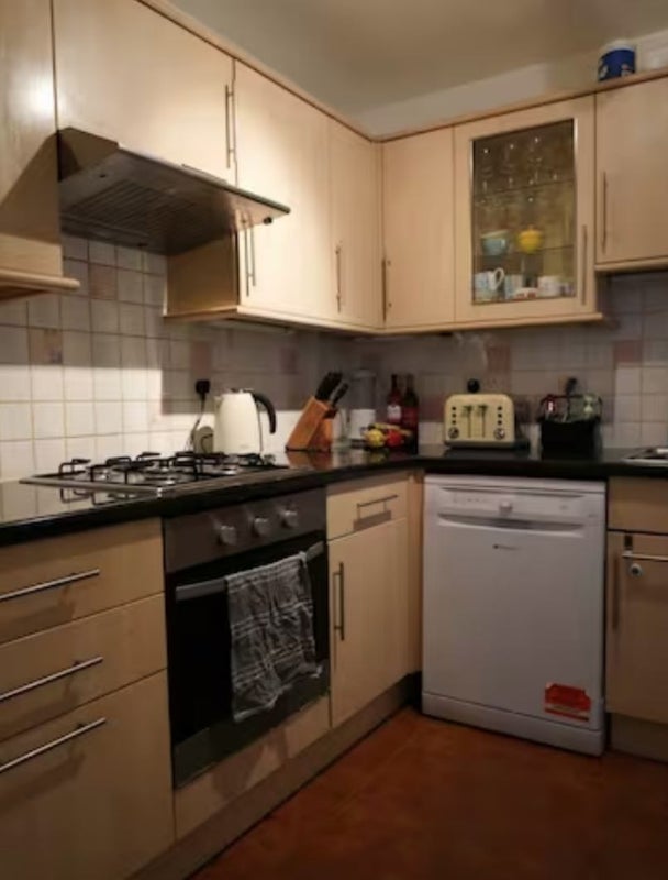 Room Fernwood Avenue in Greater London