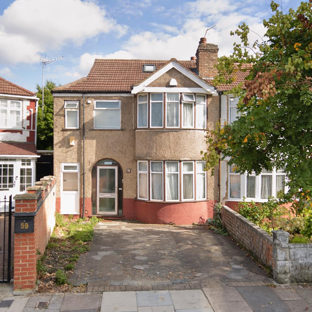 Flat Woodhouse Avenue in Greater London