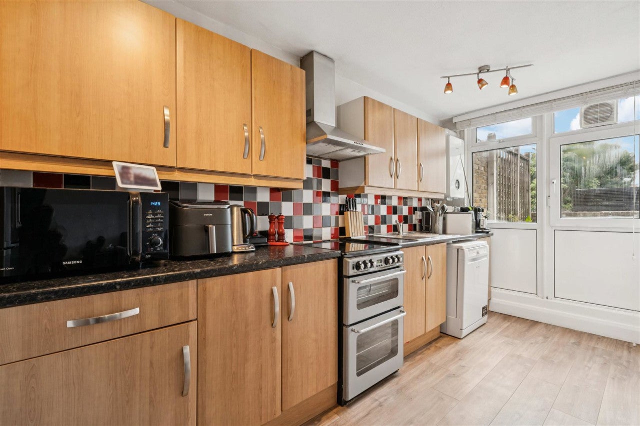Flat Stockwell Park Road in Greater London