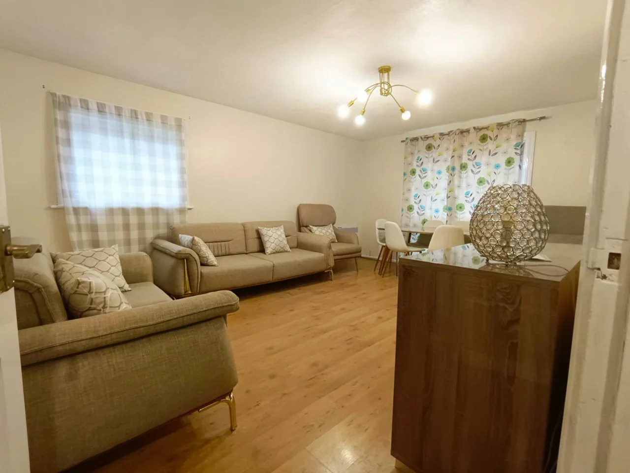 Flat Eversley Crescent in Greater London