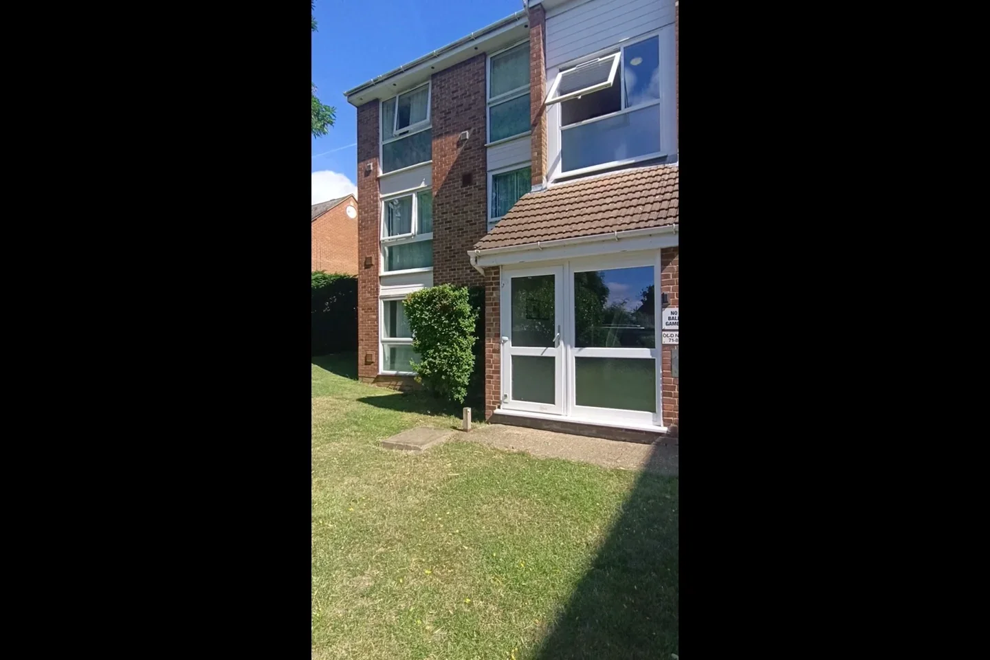 Flat Eversley Crescent in Greater London