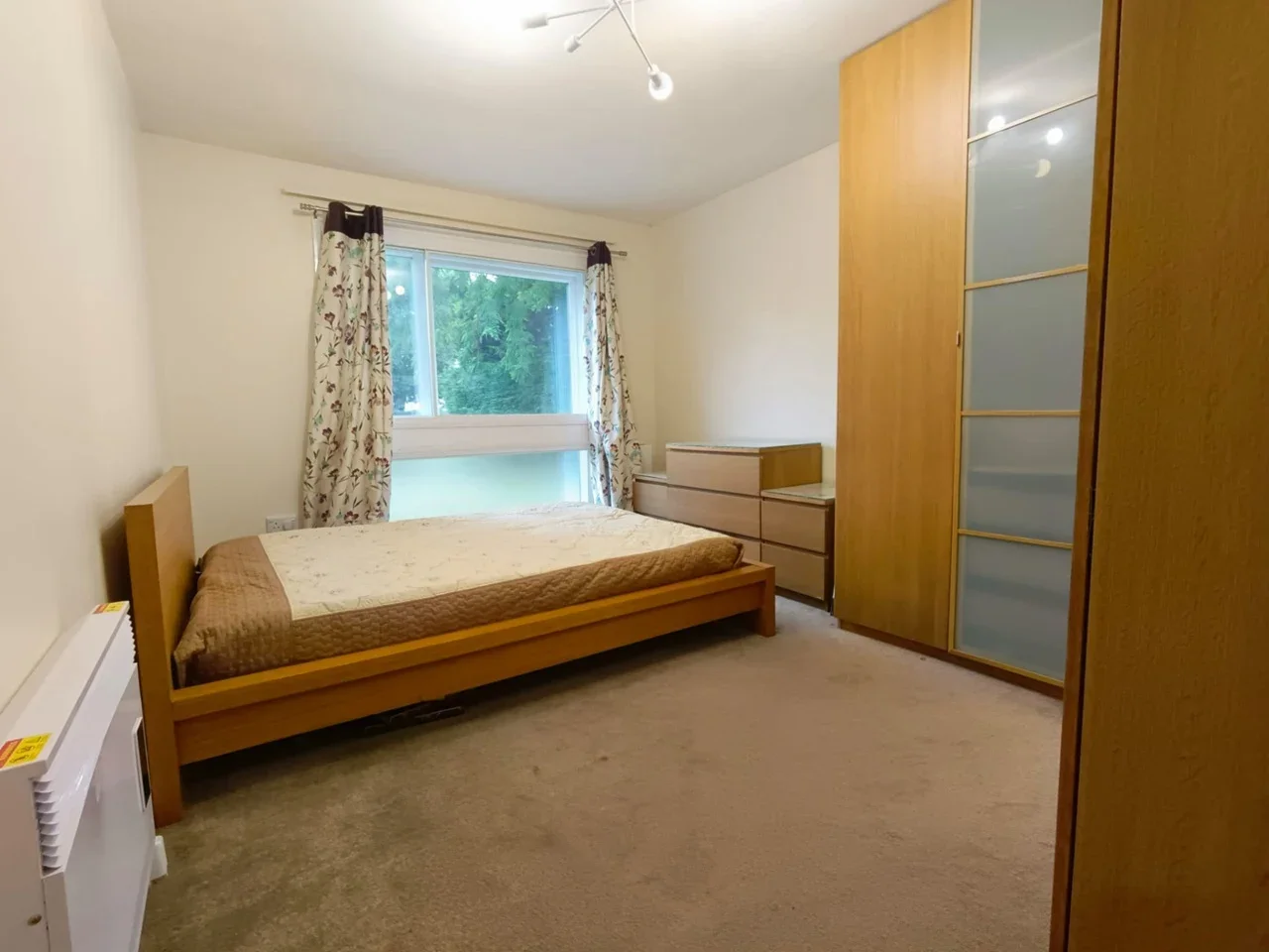 Flat Eversley Crescent in Greater London