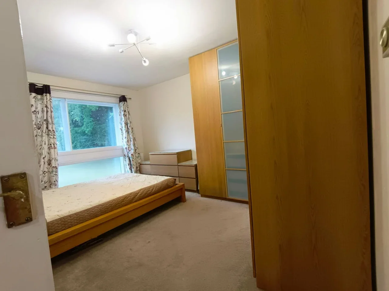 Flat Eversley Crescent in Greater London