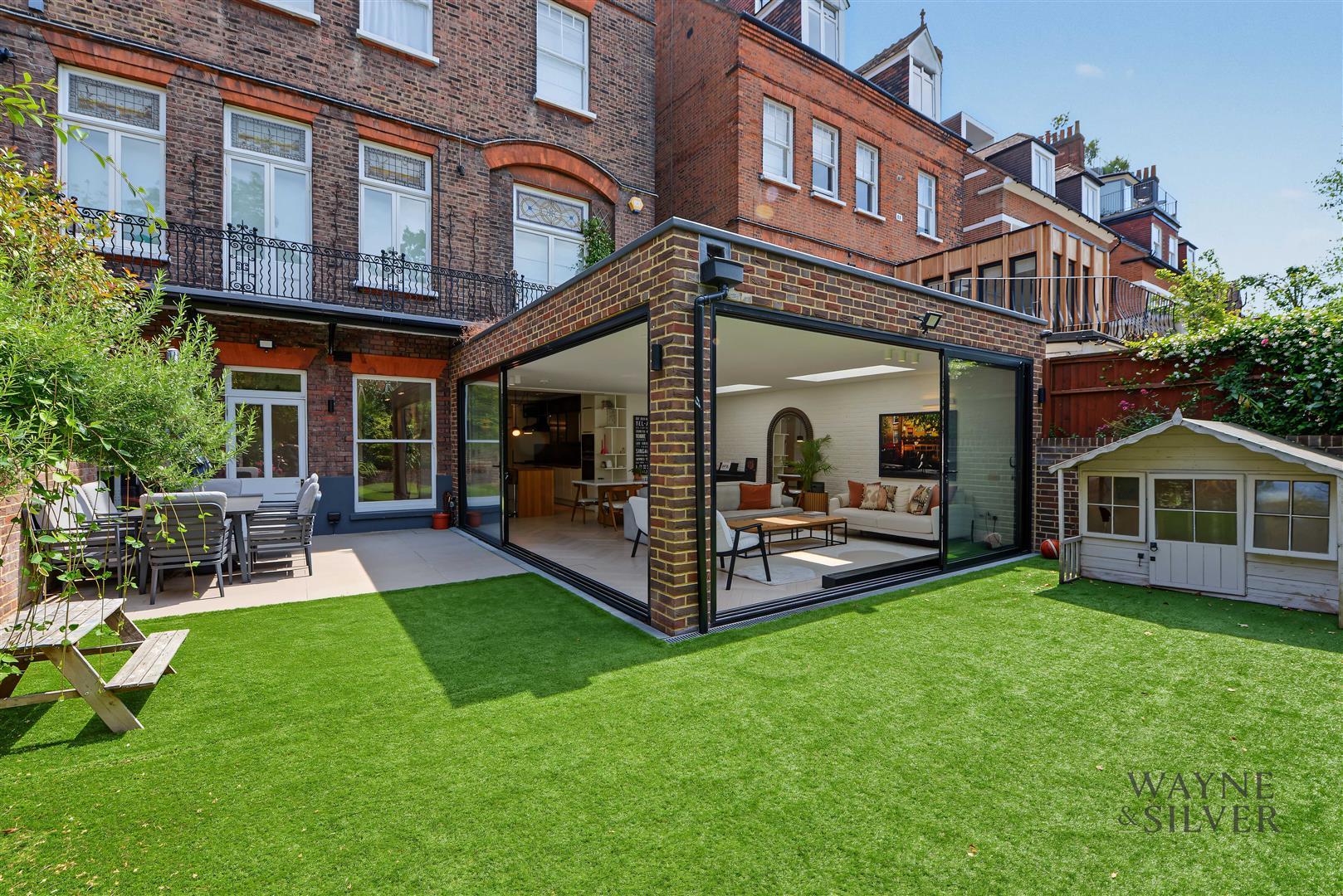 Flat Maresfield Gardens in Greater London