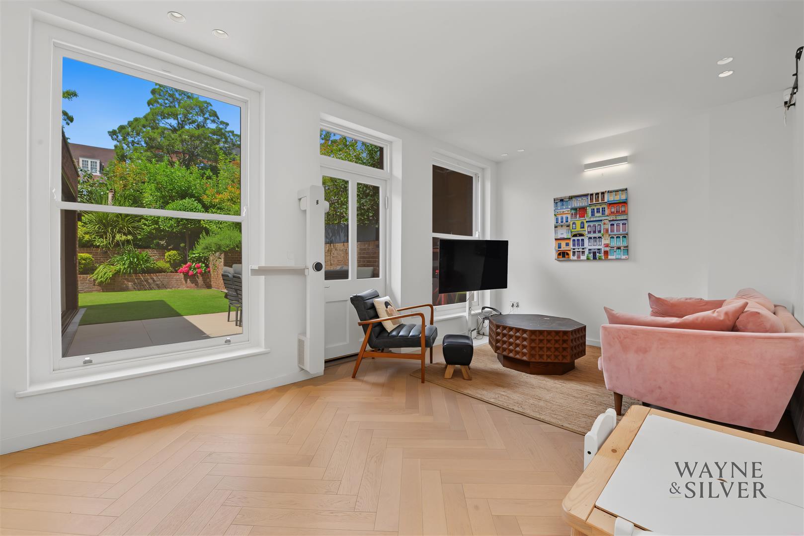 Flat Maresfield Gardens in Greater London