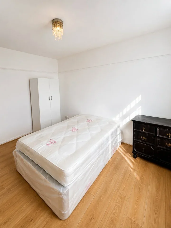 Flat Longley Road in Greater London