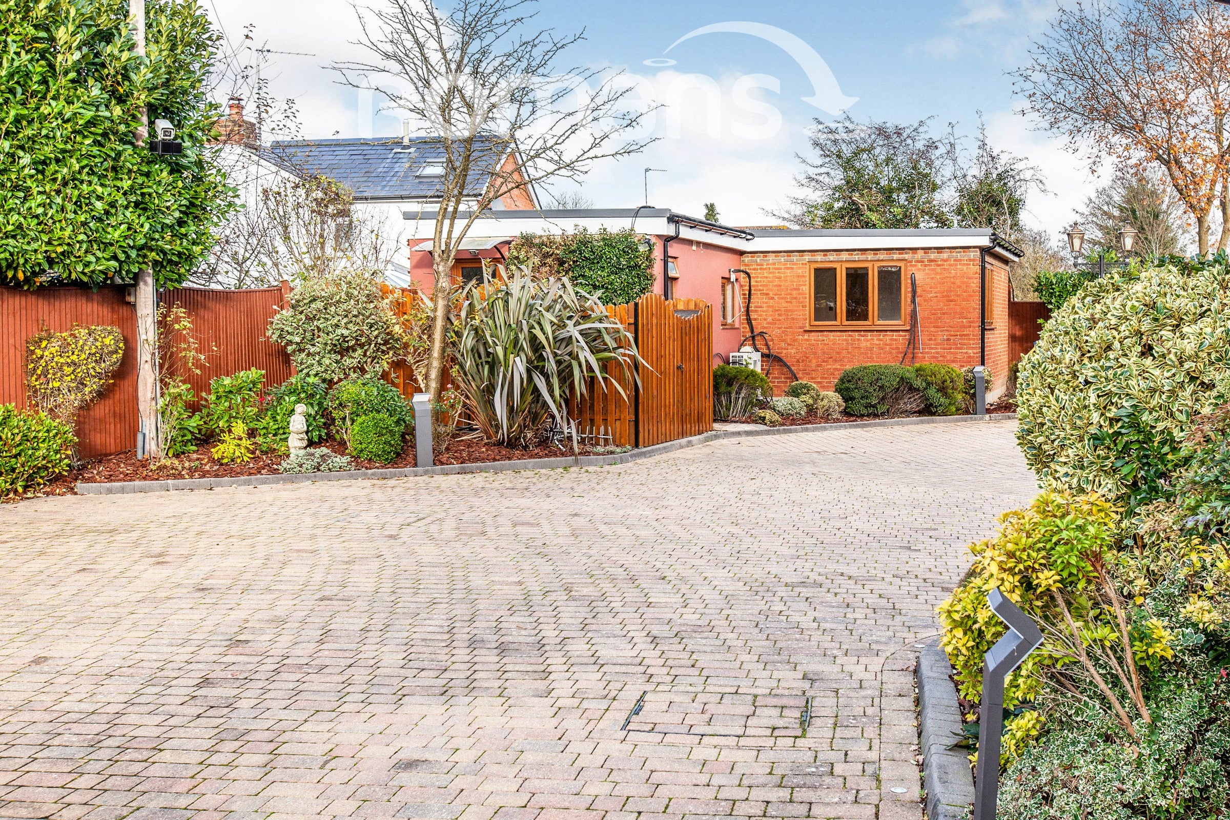 Flat Ascot Road in Holyport