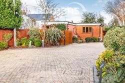 Flat Ascot Road in Holyport