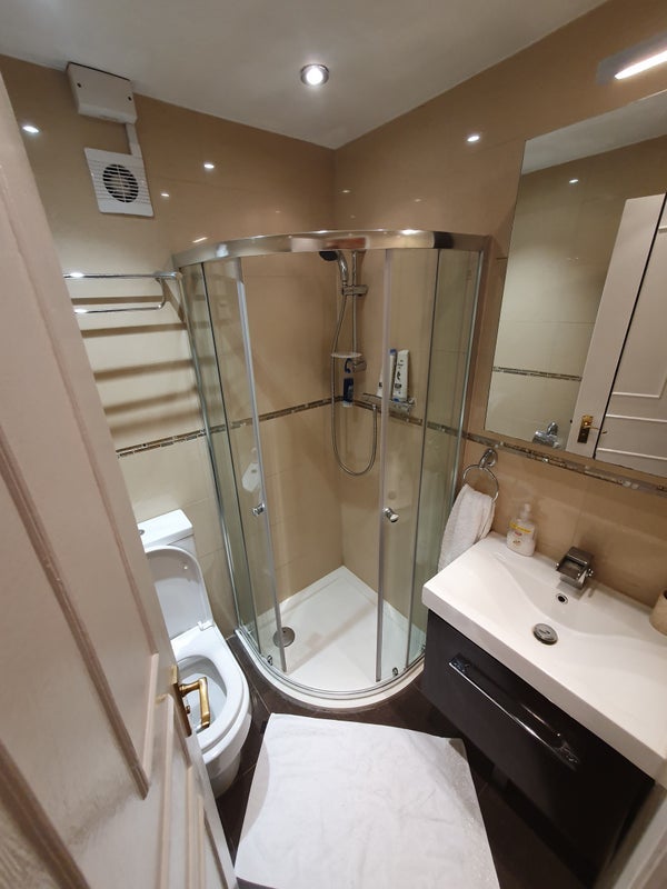 Room Dewberry Street in Greater London