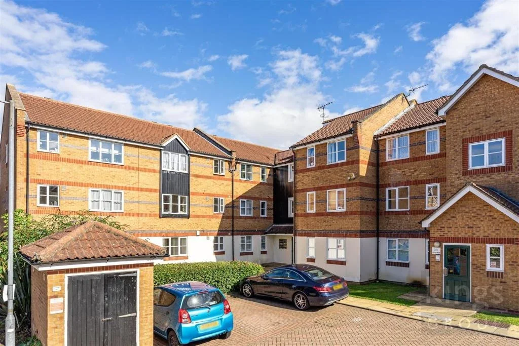 Flat Hispano Mews in Greater London