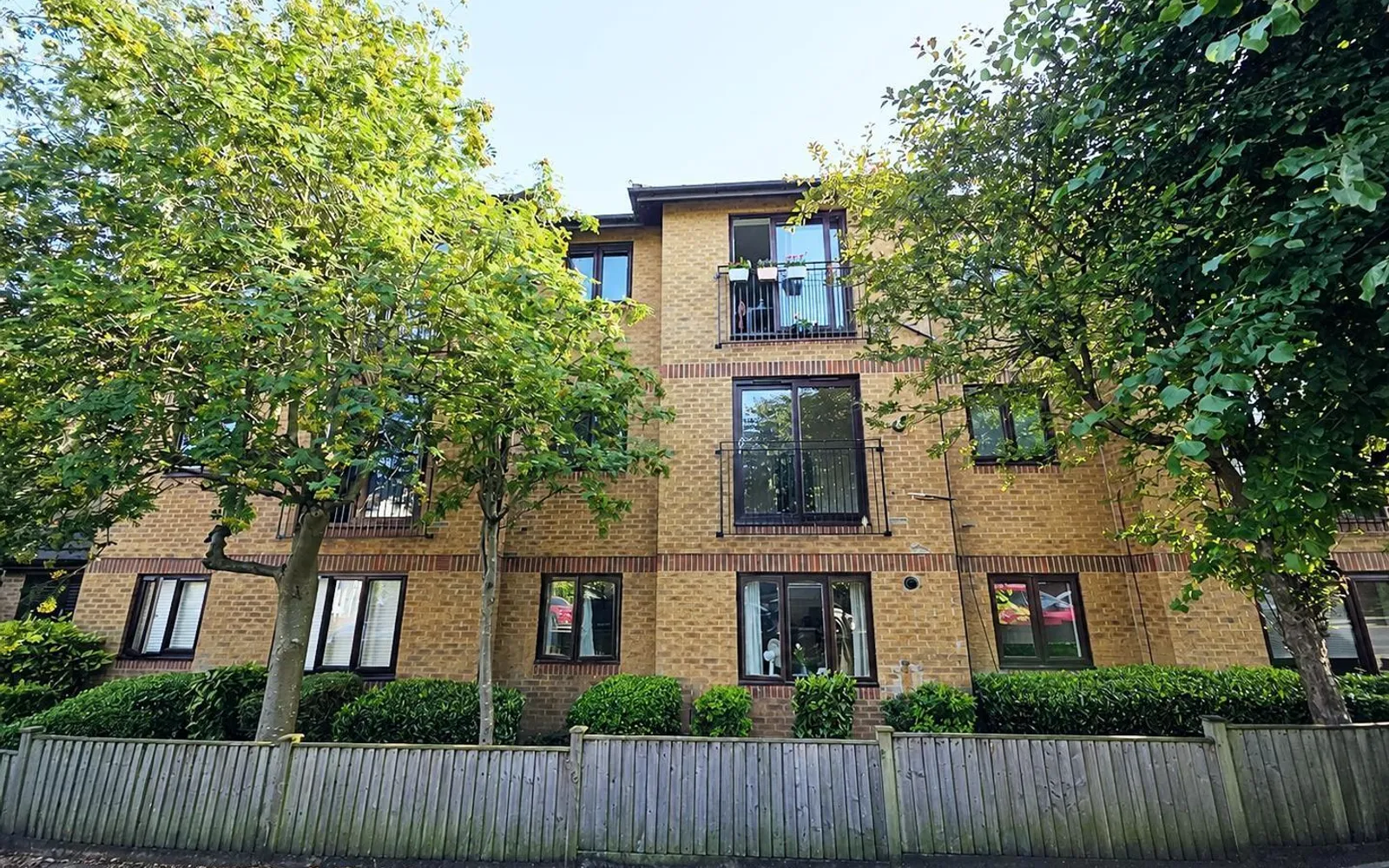 Flat Stonard Road in Greater London