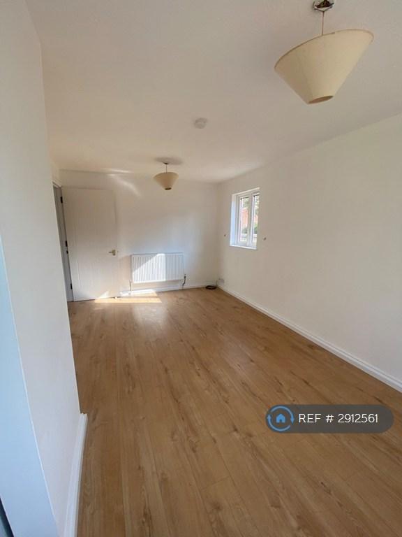 Flat Parry Drive in Elmbridge