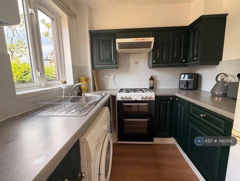 Flat Parry Drive in Elmbridge