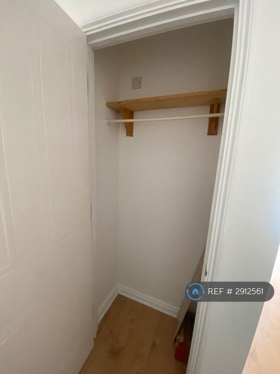 Flat Parry Drive in Elmbridge