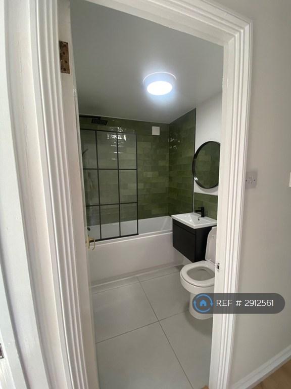 Flat Parry Drive in Elmbridge