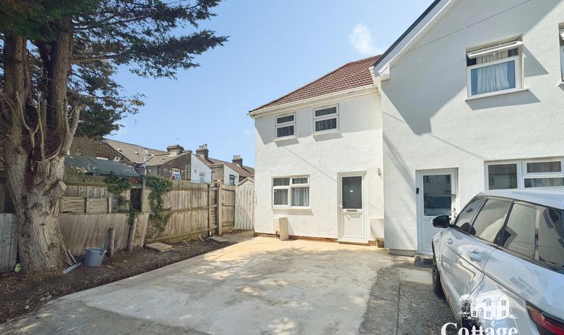 House Eastern Avenue in Waltham Cross