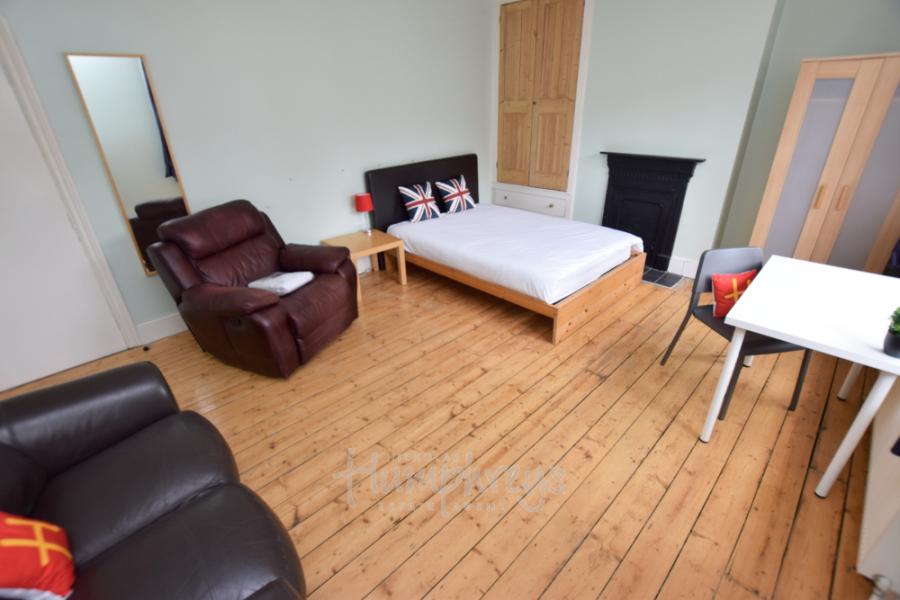 Room Colwyn Road in Northampton