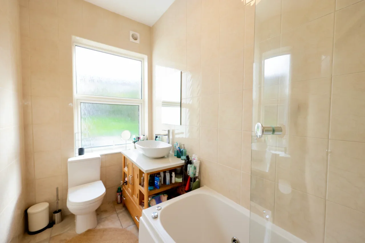 Flat Broadfield Road in Greater London