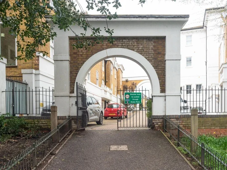 House Deodar Road in Greater London