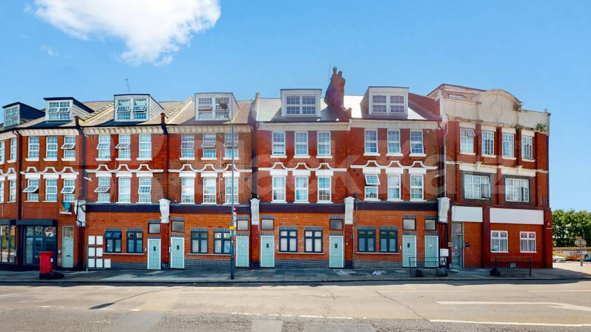 Flat Iverson Road in Greater London