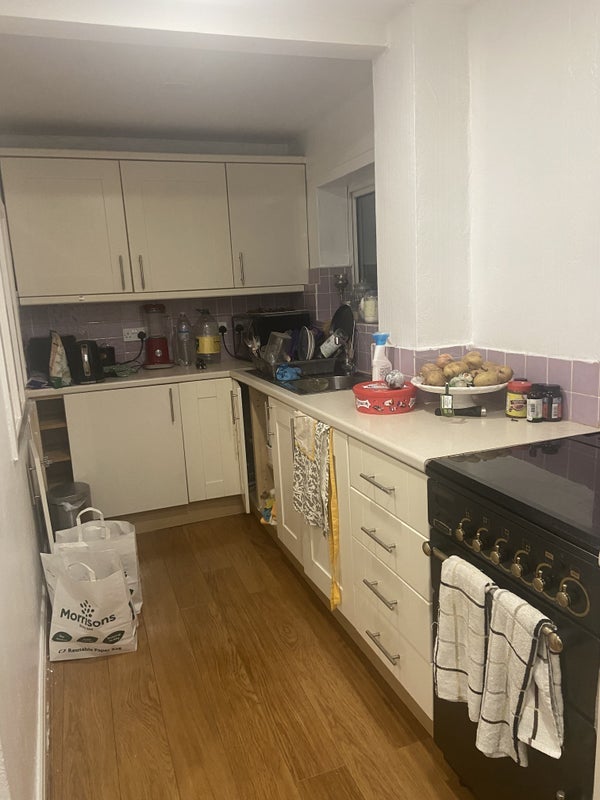 Room Parrs Wood Road in Manchester