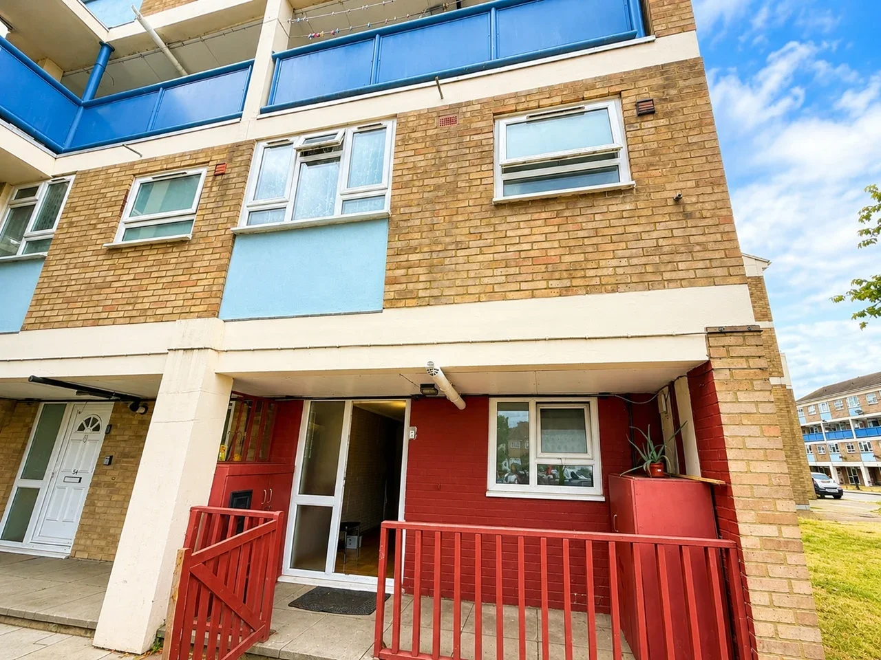 Flat Parkfield Drive in Greater London