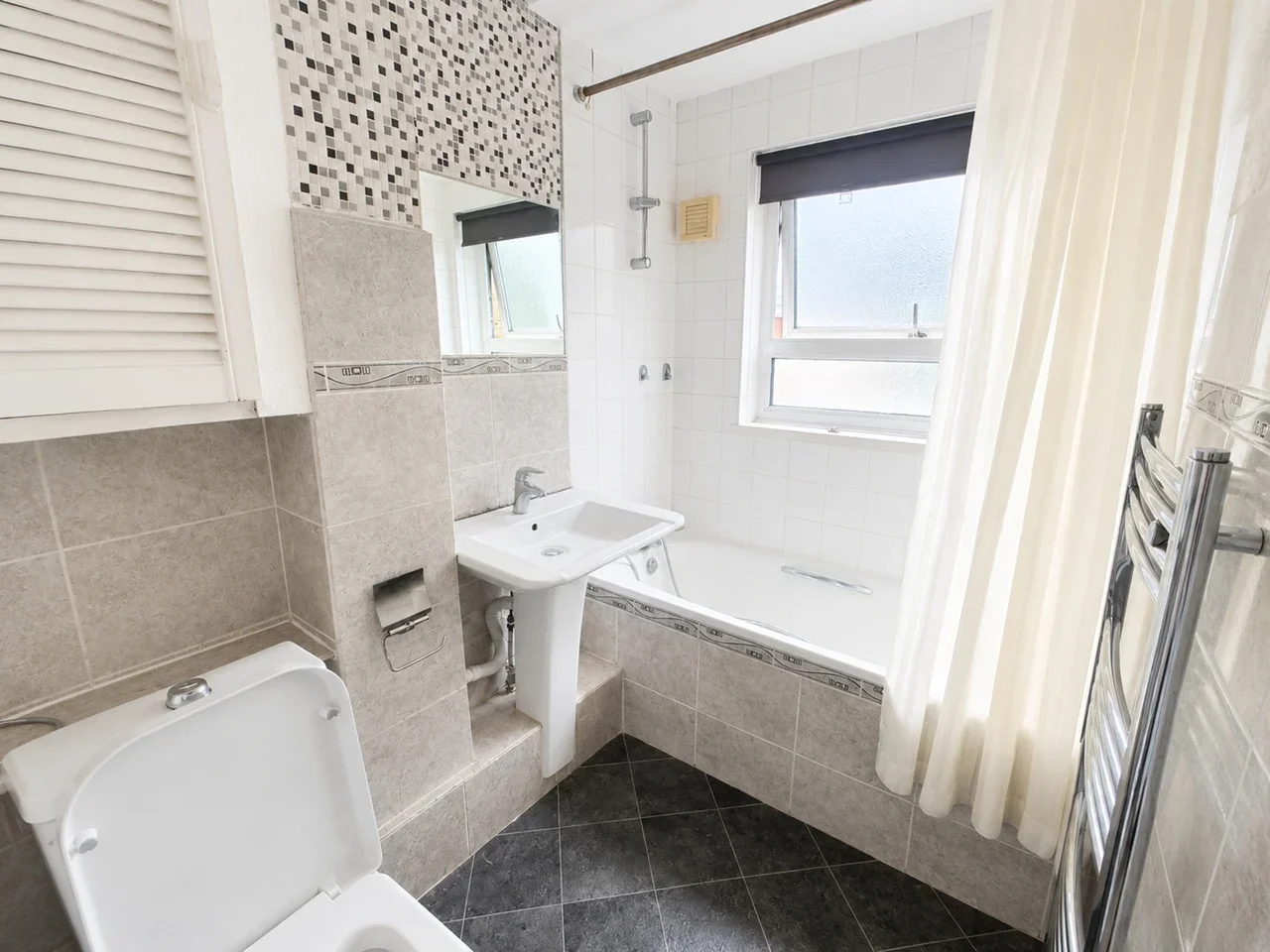 Flat Parkfield Drive in Greater London